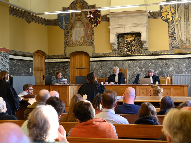 Toneelvereniging Kethulle speelde een fictieve zaak voor de vrederechter.