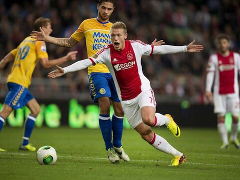 Van Hoevelen in duel met Viktor Fischer.