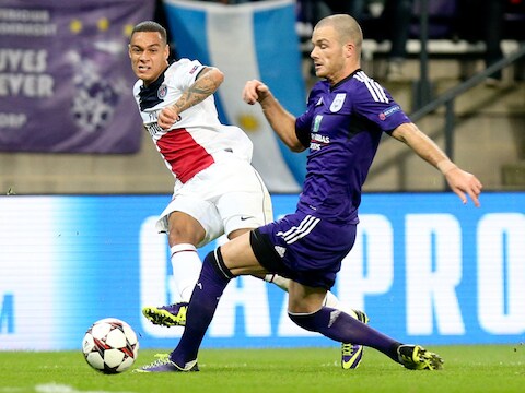 Nuytinck kan de assist van Van der Wiel niet verhinderen.