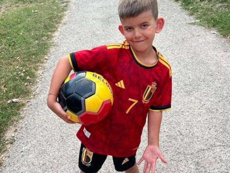 Zelfs vanuit Italië moedigt Mason (6) de Rode Duivels naar de overwinning