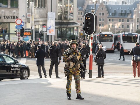 De grote Brusselse stations zijn open maar slechts bereikbaar via een ingang. Er zullen ook controles zijn. Reizigers komen best op tijd aan.