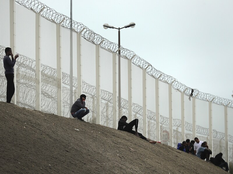 Migranten wachten aan de A16 in Calais.