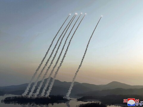 Beelden van eerdere raketlanceringen door Noord-Korea.