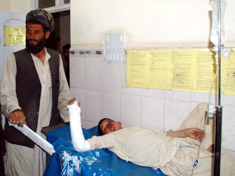 Gewonden worden verzorgd in lokaal ziekenhuis in het Pakistaanse Chaman