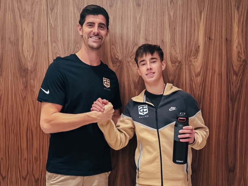 “Ik mag zelfs naar de match van Real vanavond”: 16-jarige Beau Lowette bezorgt “trotse” Thibaut Courtois eerste podiumplek met raceteam