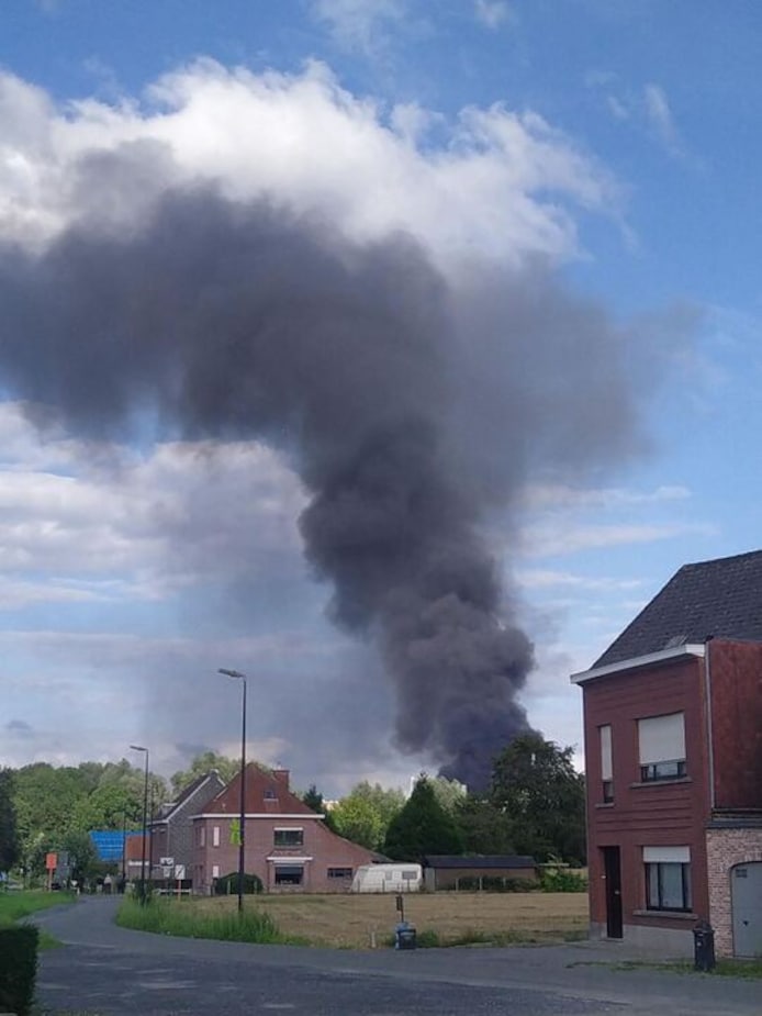 Felle brand woedt bij afvalbedrijf op Industriezone Klein Frankrijk in ...