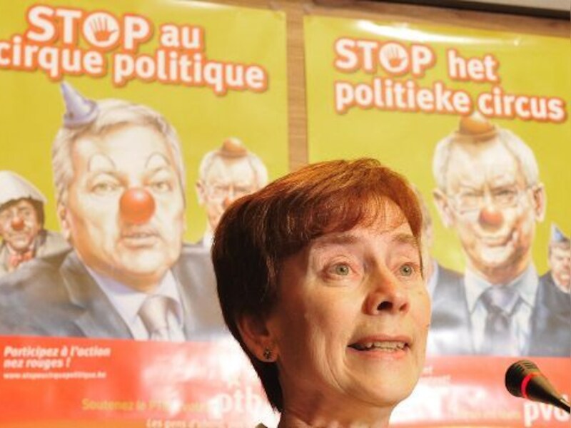 Tine Van Rompuy voert met PVDA+ campagne tegen het politieke circus met affiches waarop onder meer haar broer met de rode neus van een clown staat afgebeeld.