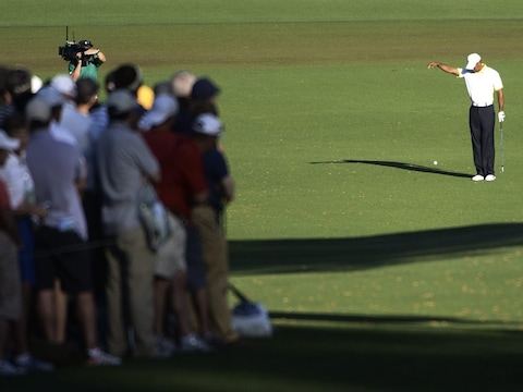 Het gewraakte moment op de tweede dag van de Masters. Tiger Woods dropt de bal op de verkeerde plek. Hij krijgt er een dag later twee strafslagen voor.