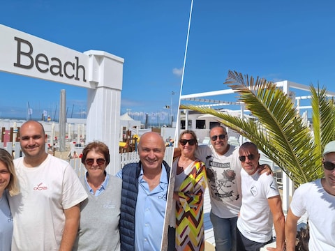 Links: Dimitri, Xena, Alain en Annick van Lekkerbek Beach. Rechts: Frederic en Benedikte met twee medewerkers van Yssi’s Beach.