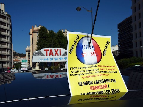 Franse taxichauffeurs protesteren al weken tegen Uber en de taxiapp UberPOP.