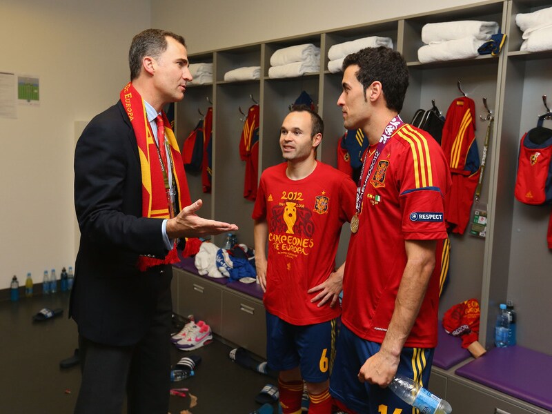 De Spaanse prins Felipe feliciteert Iniesta en Busquets in de kleedkamer.