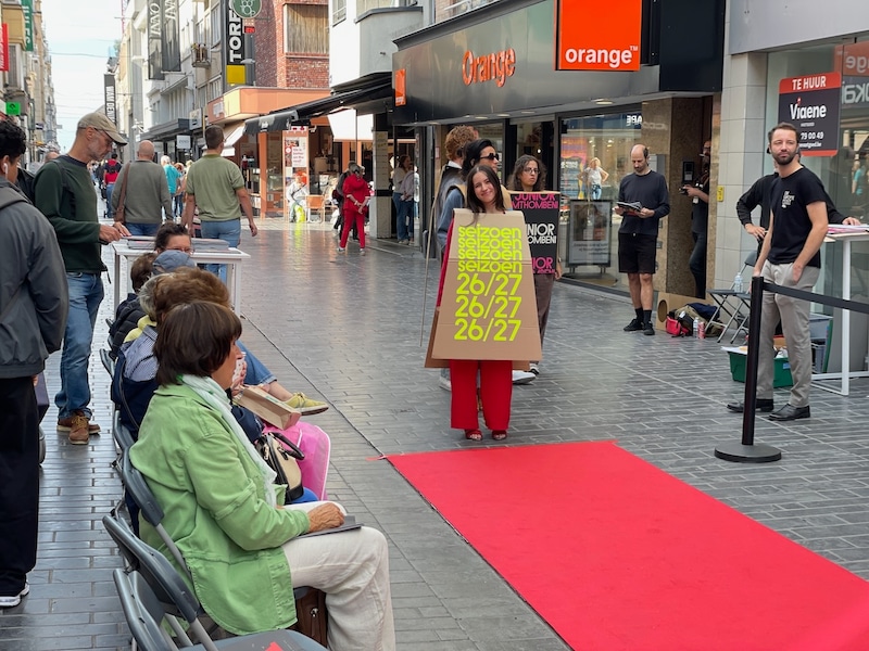 Nieuwe cultuurseizoen van De Grote Post gelanceerd met bijzondere modeshow in winkelstraat