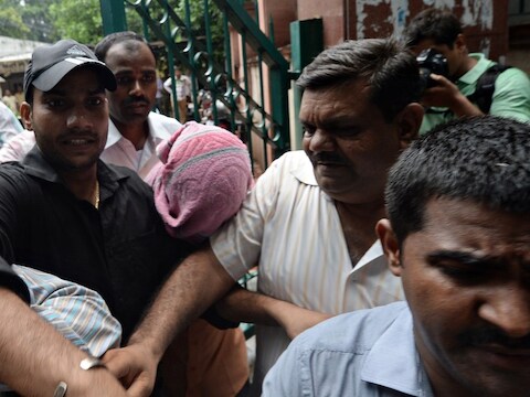 Een verdachte van de groepsverkrachting wordt door de politie begeleid, bij de rechtszaal in New Delhi op 25 juli
