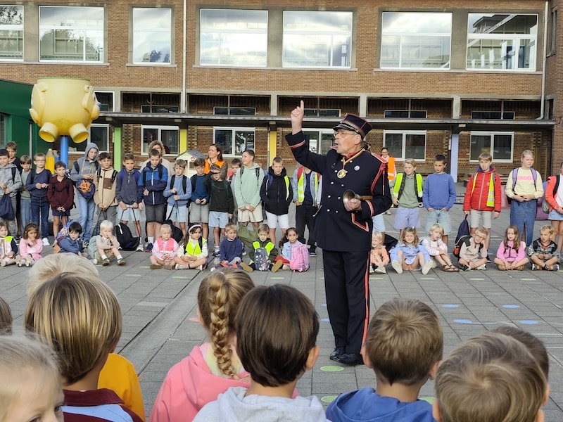 Ardooise belleman verwelkomt kinderen op eerste schooldag in basisschool De Boomgaard