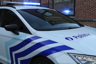 Rijden zonder licht en zonder geldig rijbewijs... en dan probeert meisje (17) ook nog eens politie te misleiden