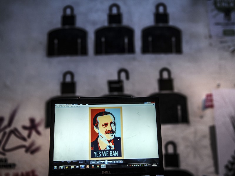 Uit protest dook deze cartoon van premier Erdogan op.
