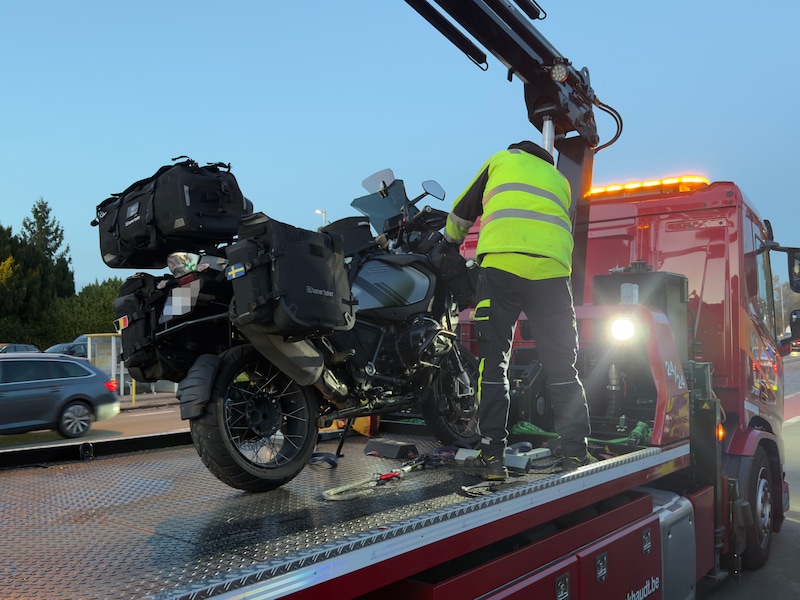 Op de Oudenaardsesteenweg botste een motorrijder met een auto.