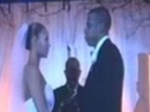 Beelden van het huwelijk van Beyoncé en Jay Z verschenen op een groot scherm tijdens hun concert.