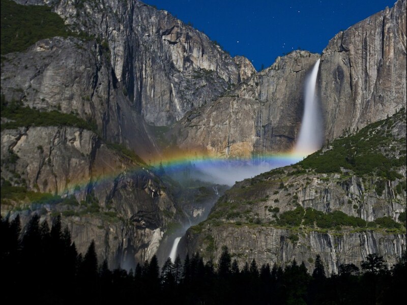Een regenboog in het Yosemite National Park.