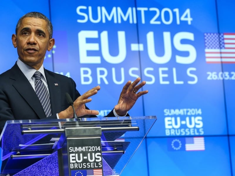 Obama tijdens een persconferentie met Herman Van Rompuy, de voorzitter van de Europese Raad en Jose Manuel Barroso, voorzitter van de Europese Commissie na de Europees-Amerikaanse top in Brussel.