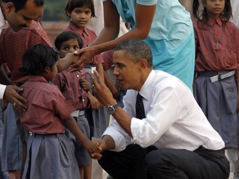 De Amerikaanse president ontmoette in New Delhi de kinderen van arbeiders die historische gebouwen restaureren.