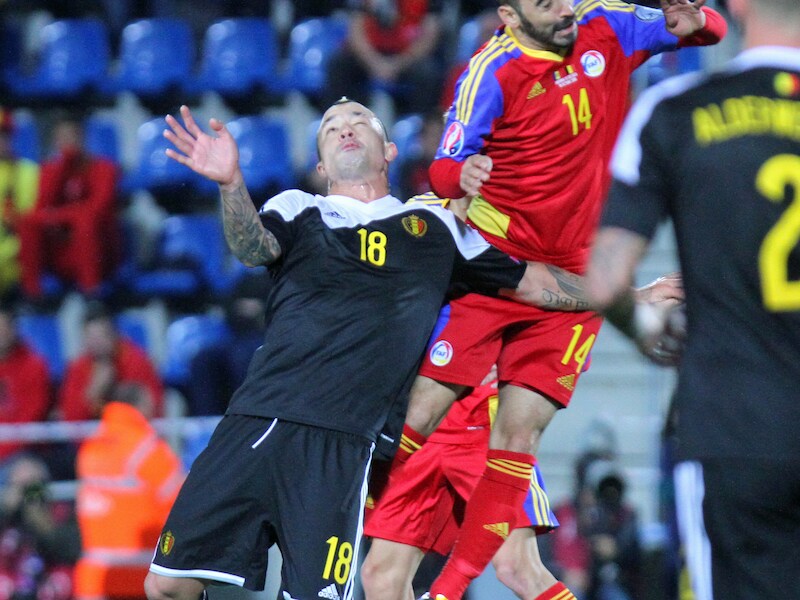 Edu Peppe in duel met Radja Nainggolan.