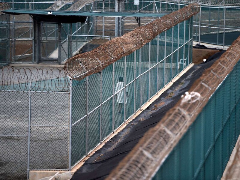 Een gedetineerde in de gevangenis van Guantánamo Bay.