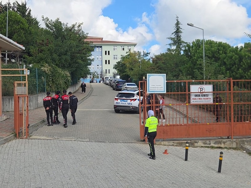 Hulpdiensten en politie bij de ingang van de betrokken school in Istanboel.