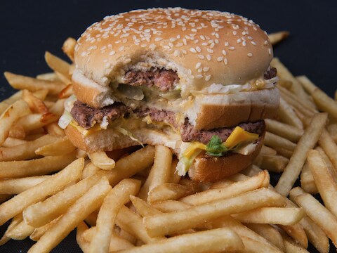 De Big Mac-index vergelijkt de levensduurte in verschillende landen aan de hand van een product dat overal hetzelfde is: de Big Mac-hamburger van McDonald's.