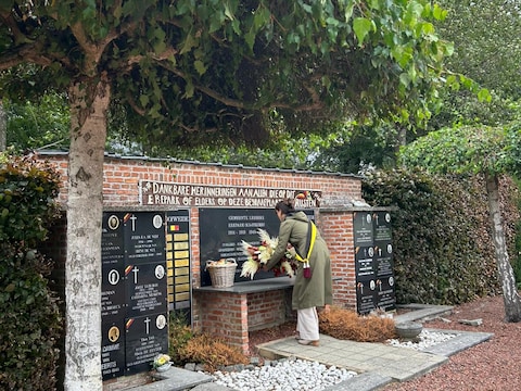 Gemeentebestuur herdenkt bevrijding aan monument op kerkhof