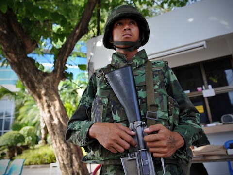 Een militair voor de nationale omroep in Bangkok.