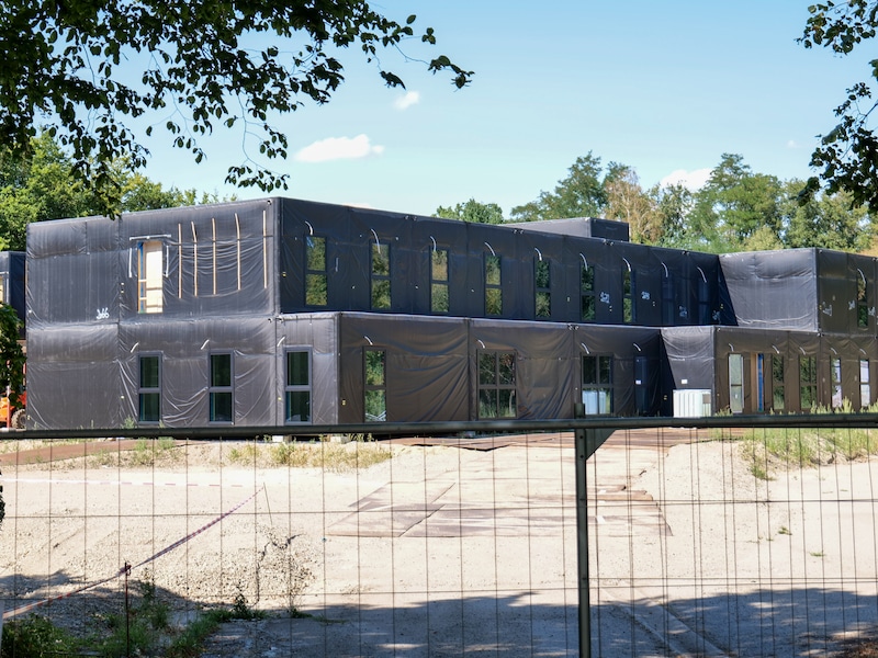 Het gloednieuwe detentiehuis aan de Vennestraat in Genk. Het allereerste volledig modulaire detentiehuis van het land. Dezelfde bouwtechniek wordt gebruikt om snel 300 extra detentieplaatsen te creëren binnen bestaande gevangenissen.