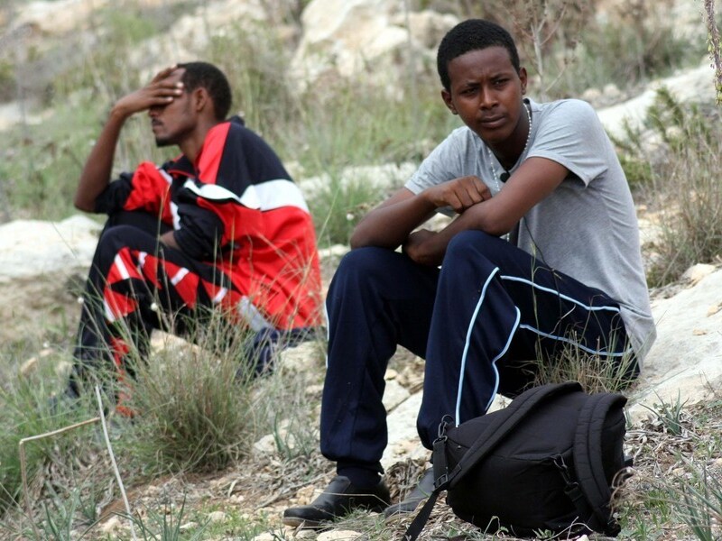 Migranten in het tijdelijk opvangcentrum op Lampedusa.
