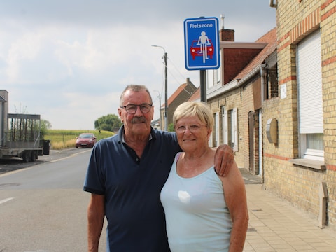 Het echtpaar Marcel Debruyne en Magda Plyson woont in de Hoogstraat die voortaan fietsstraat is. “De fietsstraat is een goede zaak, op voorwaarde wel dat automobilisten het reglement volgen.”