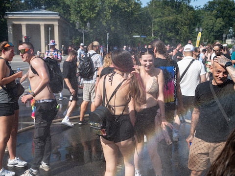 Technofans krijgen een verfrissende douche tijdens Rave The Planet, de opvolger van de Love Parade in Berlijn.