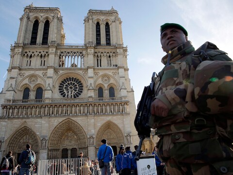 Een Franse soldaat bewaakt de Notre Dame-kathedraal in Parijs.