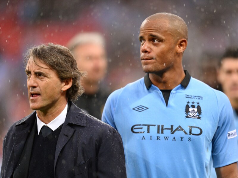 Mancini en Kompany druipen ontgoocheld af na de verloren Cup Final tegen Wigan.