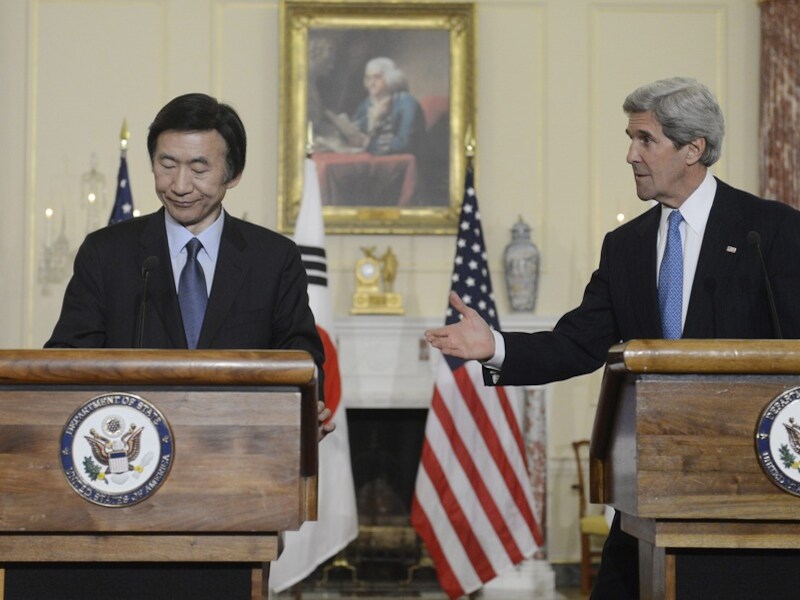 John Kerry met zijn Zuid-Koreaanse collega Yun Byung-Se.