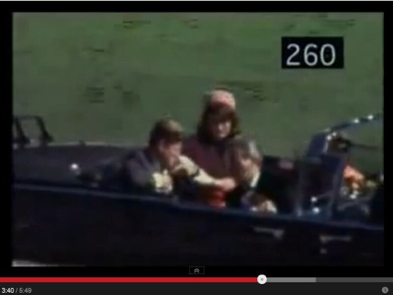 Kennedy, enkele seconden voordat hij wordt neergeschoten.