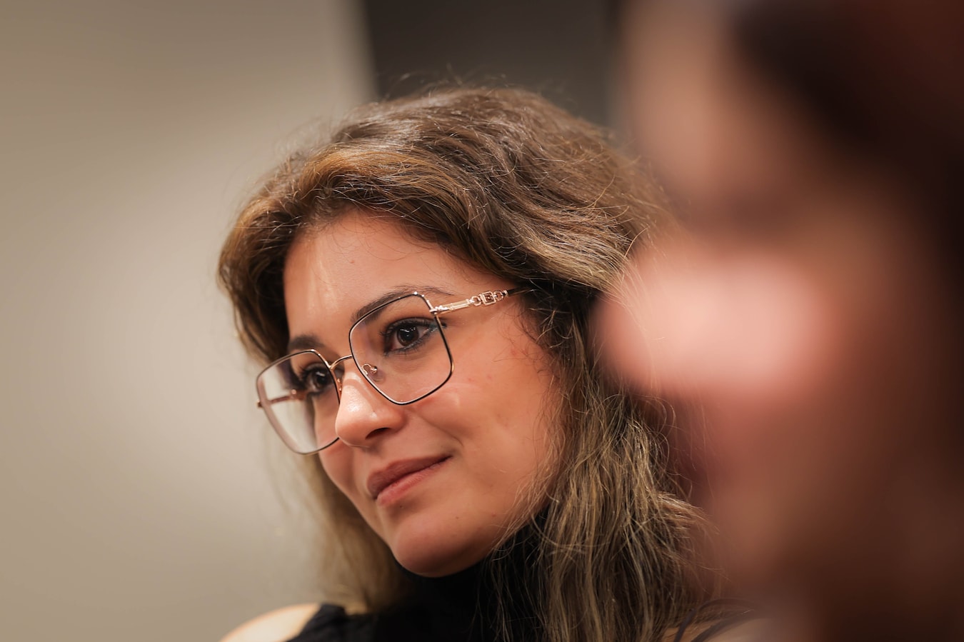 Malak (20) werd seksueel misbruikt door pleegouders die na veroordeling  spoorloos verdwenen: “Zij werd alleen opgewonden als ik meedeed” | Foto |  hln.be