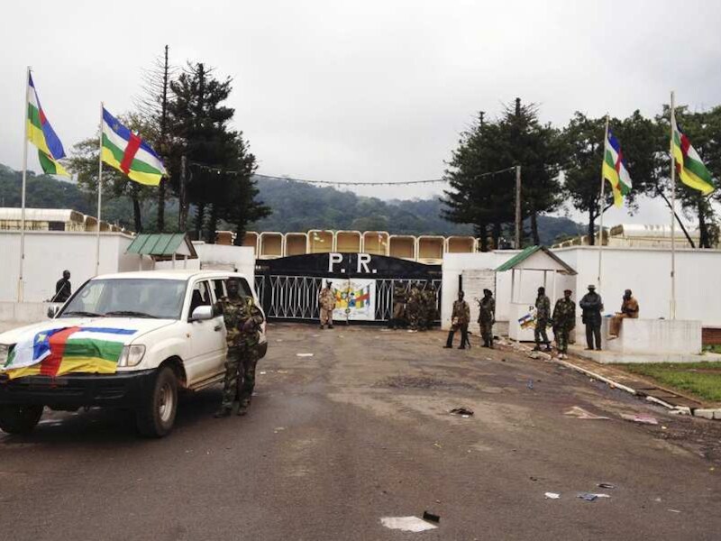 Strijders van de coalitie van opstandelingen bij het presidentiële paleis in Bangui.