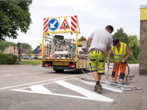 De wegmarkeringen worden opgefrist.