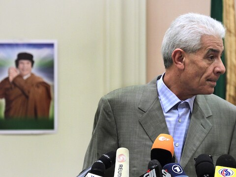 Moussa Koussa, hier nog als Libisch minister, op een persconferentie in Tripoli op 18 maart.