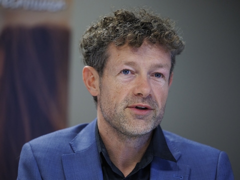 Wim Adriaens nam in januari ontslag als topman bij de VDAB. Vier maanden later wordt hij nog altijd doorbetaald terwijl hij thuiszit. En straks heeft Adriaens recht op een gelijkaardige positie binnen de Vlaamse overheid.