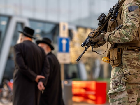 Sinds maart bewaken militairen de Joodse wijk in Antwerpen.