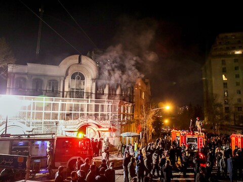 Boze Iraniërs hebben zaterdagavond de ambassade van Saoedi-Arabië in Teheran bestormd. Ze drongen het gebouw binnen en staken delen in brand.