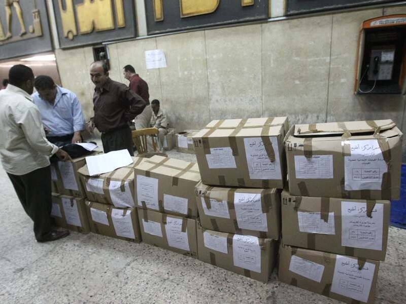 Egyptische verkiezingsambtenaren bereiden in de hoofdstad Caïro alles klaar voor de presidentsverkiezingen die morgen van start gaan.