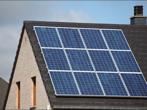 De overheidssteun voor zonnepanelen daalt van 210 naar 90 euro.