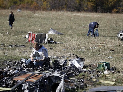 Oekraïense rampenbestrijders zoeken op de rampplek van vlucht MH17 naar de persoonlijke bezittingen van passagiers.
