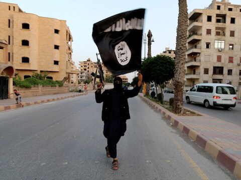 Een strijder van de Islamitische Staat in de Syrische stad Raqqa. De foto dateert van 29 juni van dit jaar.